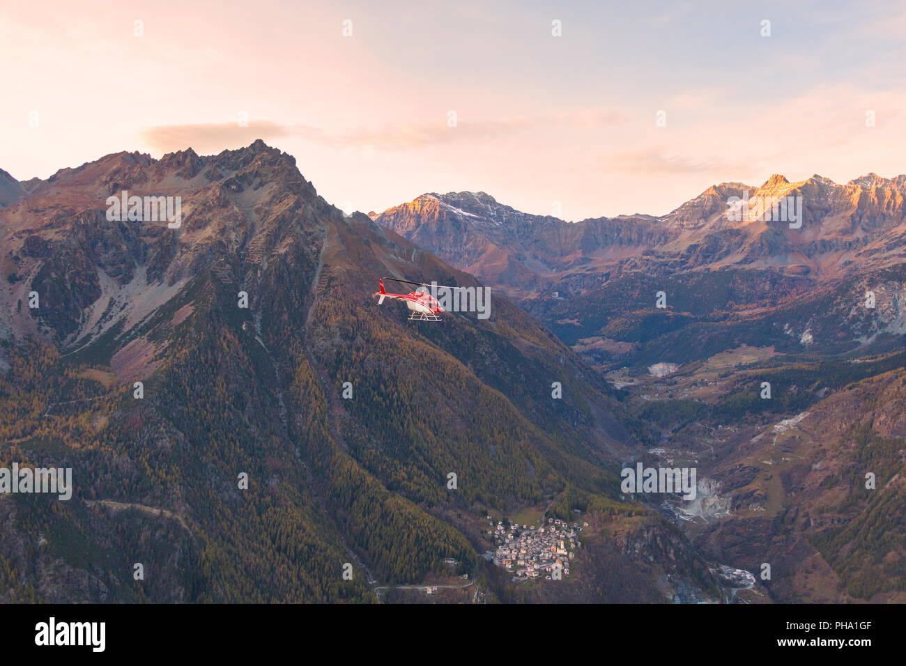Vista aérea del helicóptero en vuelo sobre Primolo, Valmalenco, Valtellina, Lombardía, provincia de Sondrio, Italia, Europa Foto de stock