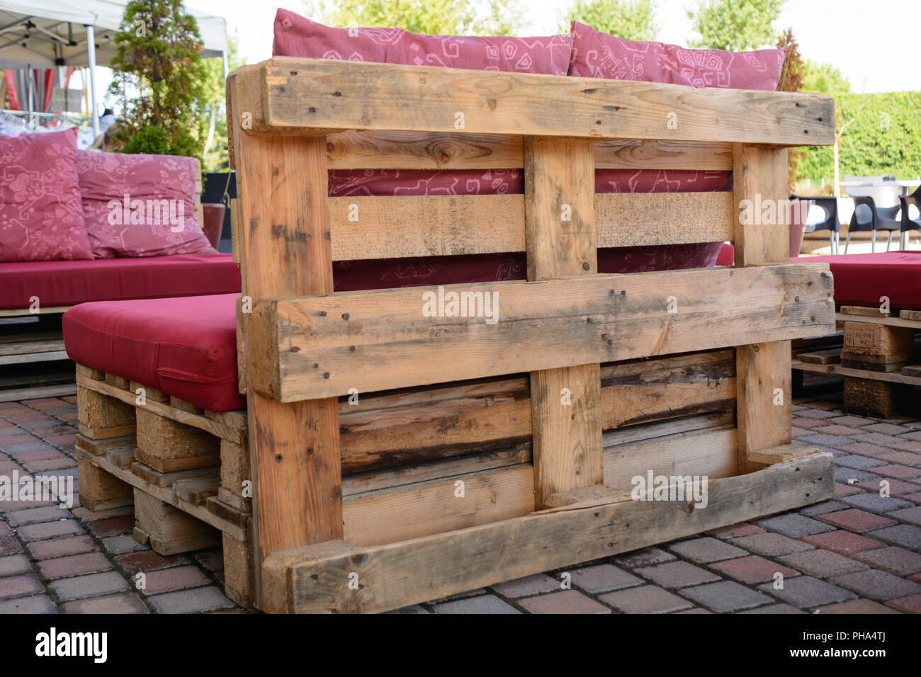 Asientos de estilo rústico y muebles de madera maciza de palets - upcycling  Fotografía de stock - Alamy