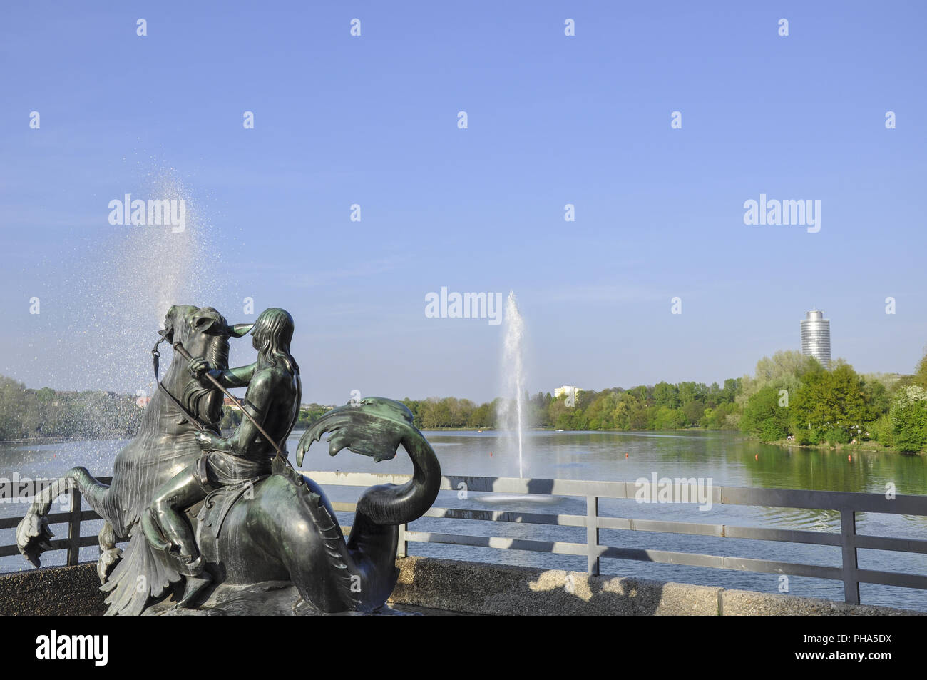 Pozo de agua con jinete escultura en Nuremberg, Alemania Foto de stock