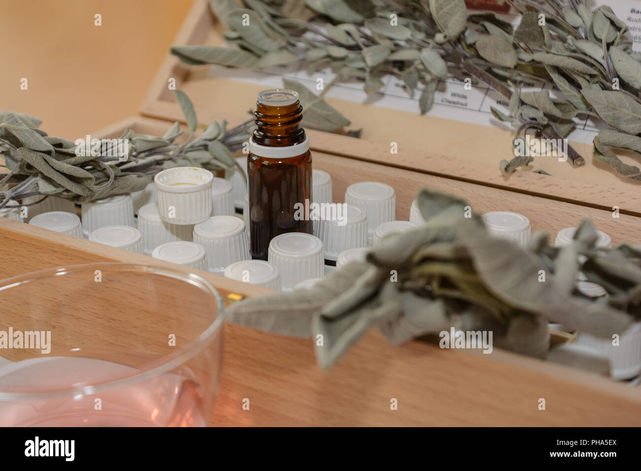 Botella de vidrio marrón y otras botellas en una caja de madera Foto de stock