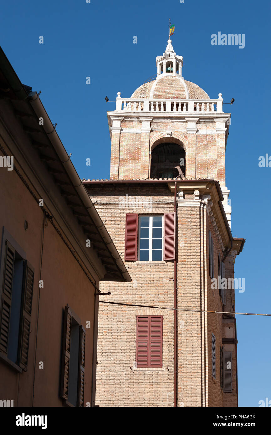 La campana de la torre del ayuntamiento en Senigallia Foto de stock