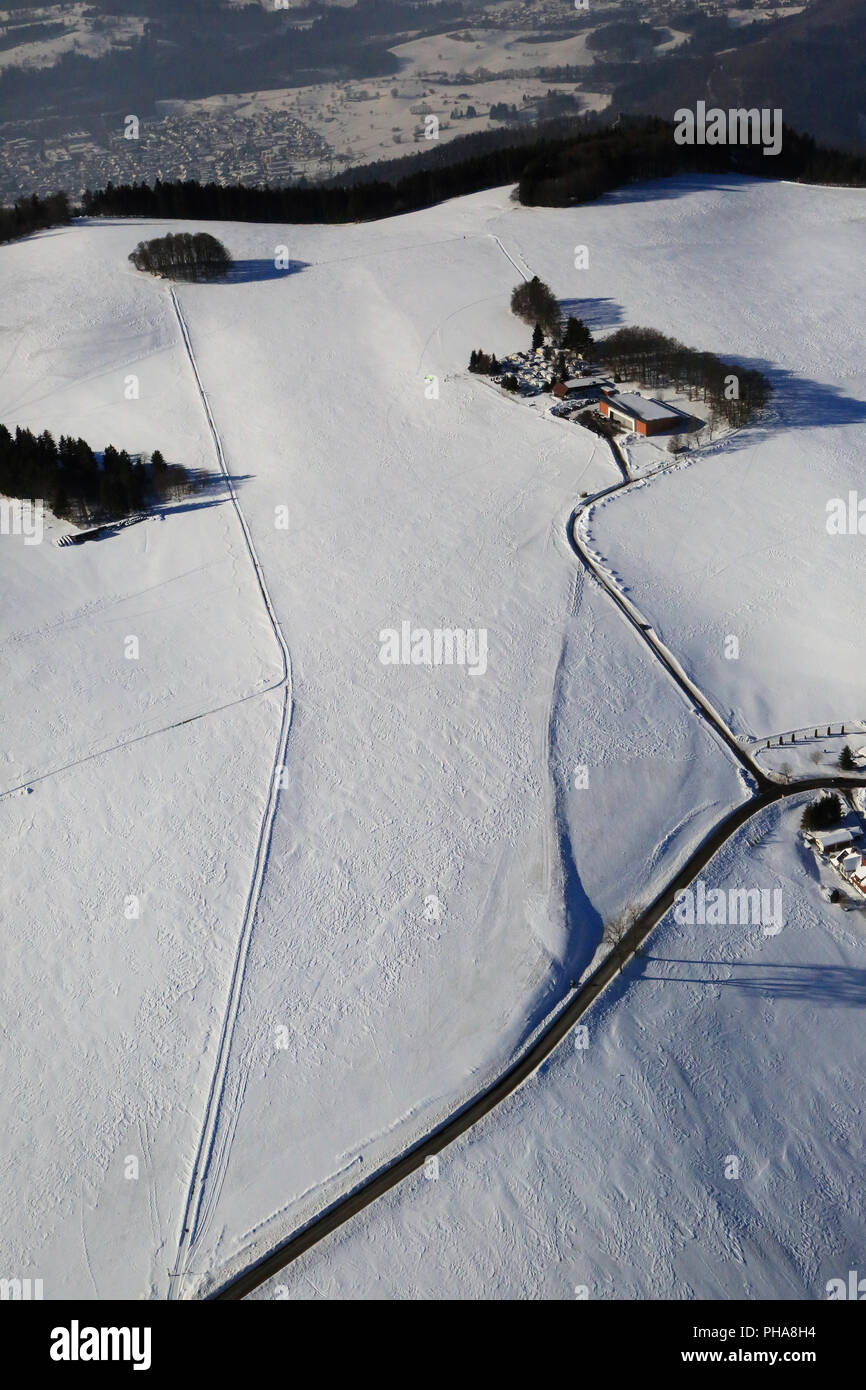 Campo de parapente cubierto de nieve en Huetten-Hotzenwald en la Selva Negra Foto de stock