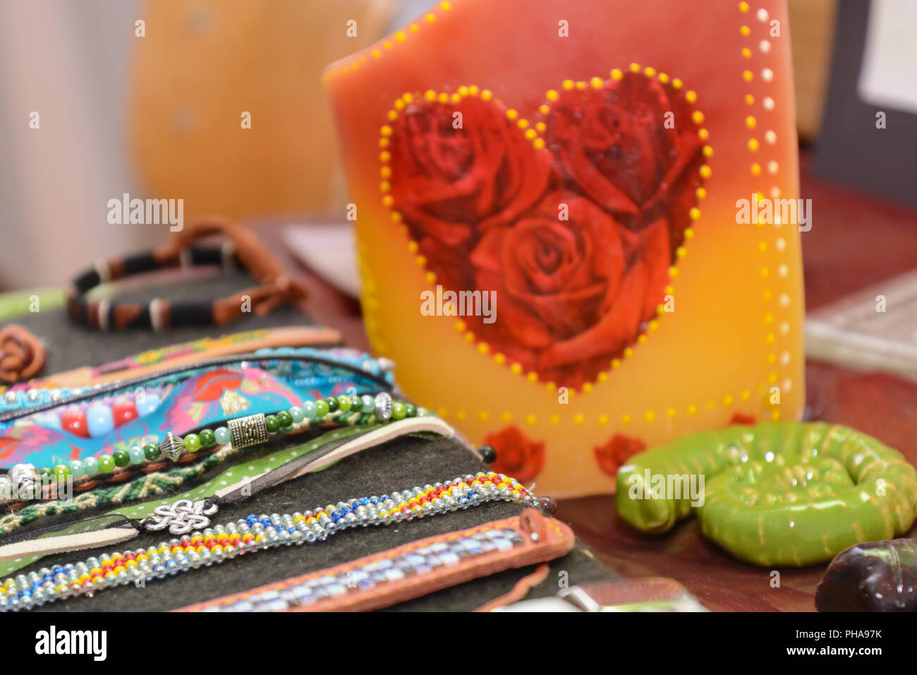 Coloridas joyas - accesorio de moda cerca Foto de stock