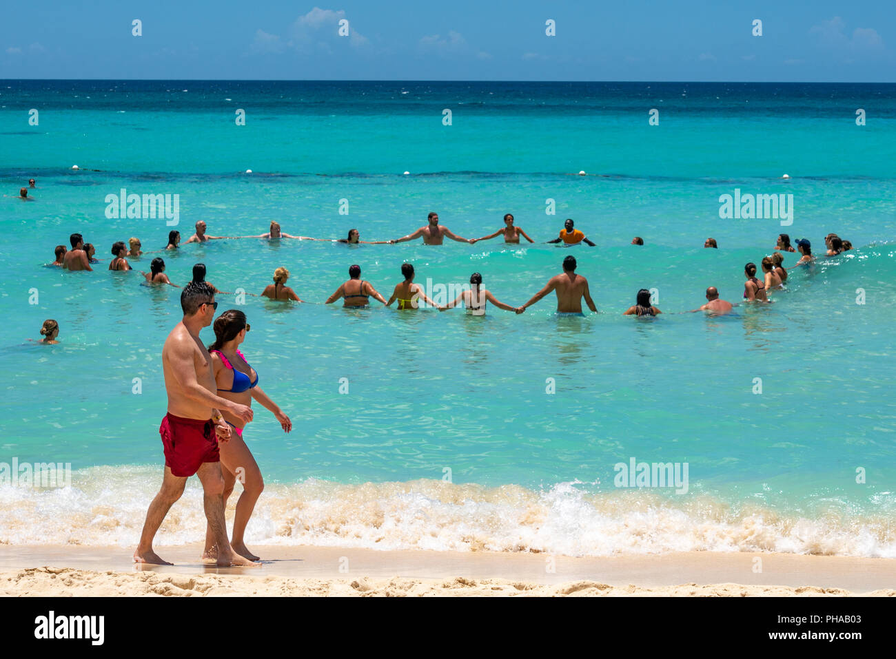 Bayahibe, República Dominicana, el 27 de agosto de 2018. Bañistas ver una  clase de gimnasia aquafit para turistas en un complejo turístico en el mar  Caribe. Foto por Enrique Shor Fotografía de