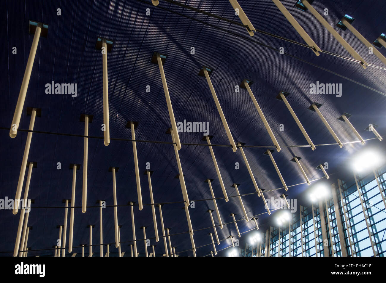 SHANGHAI, China, julio de 2018: El aeropuerto de Shanghai Pudong el diseño interior de la escena de la tarde Foto de stock