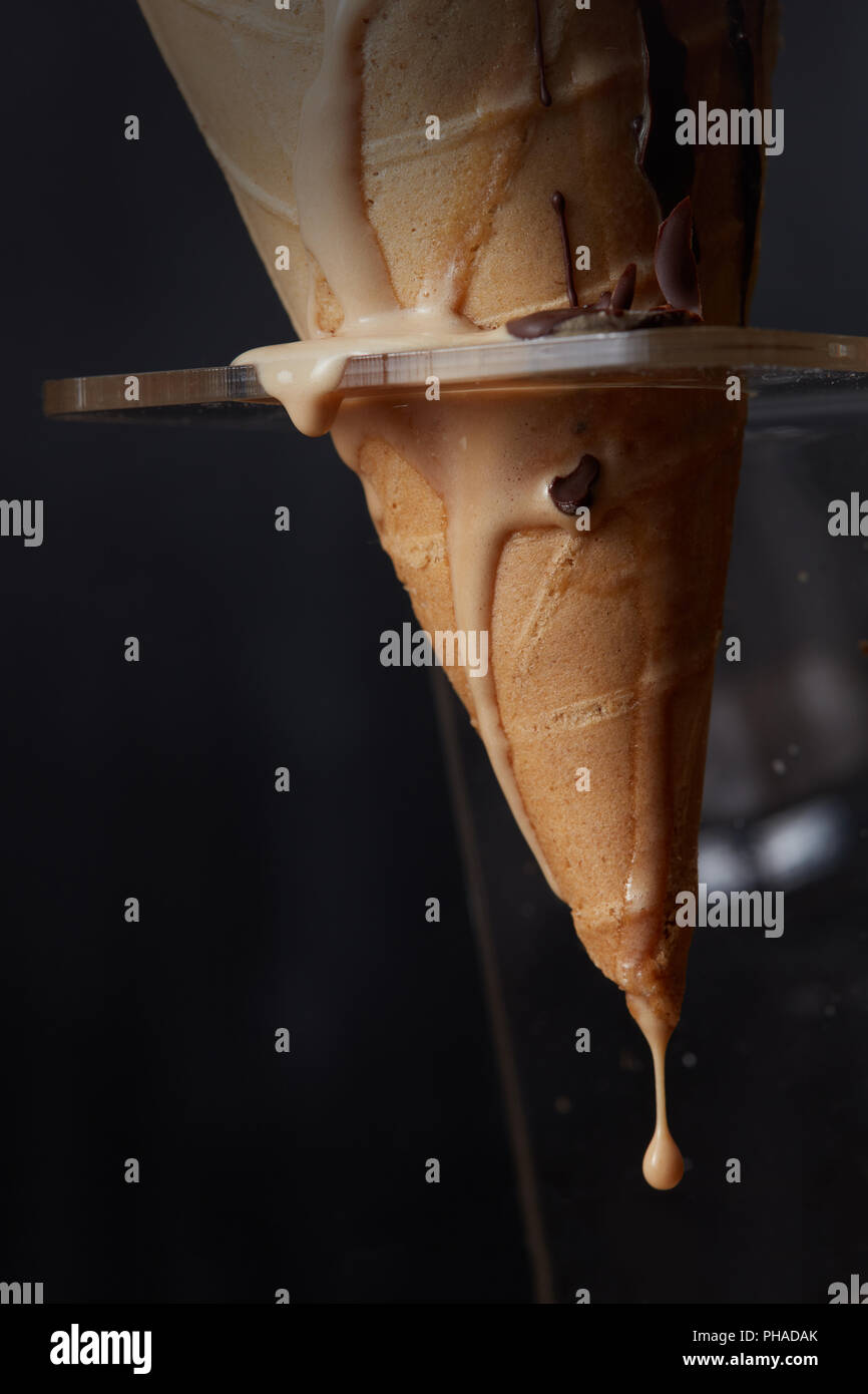 Cono de waffle con helado de fusión Foto de stock