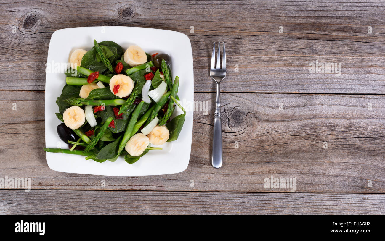 Vista aérea de una ensalada fresca nutricional sobre tabla rústica Foto de stock