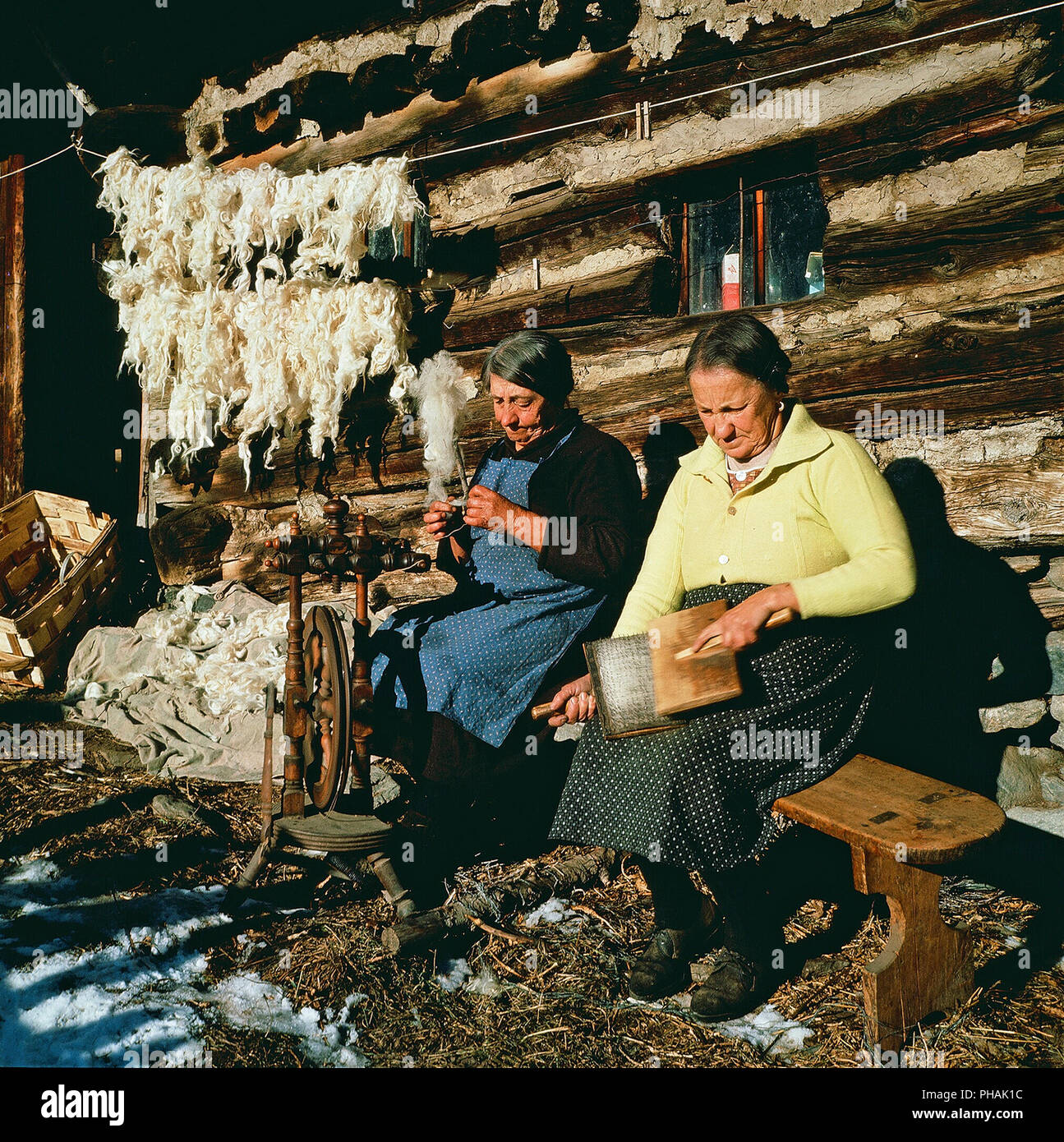 Rouage Tissage et de la laine - trabajo Whool - Alpes - Italie Foto de stock