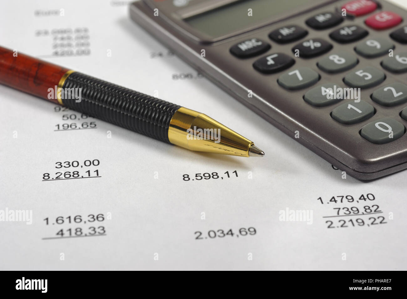 La contabilidad financiera con la tabla y hoja de cálculo Foto de stock