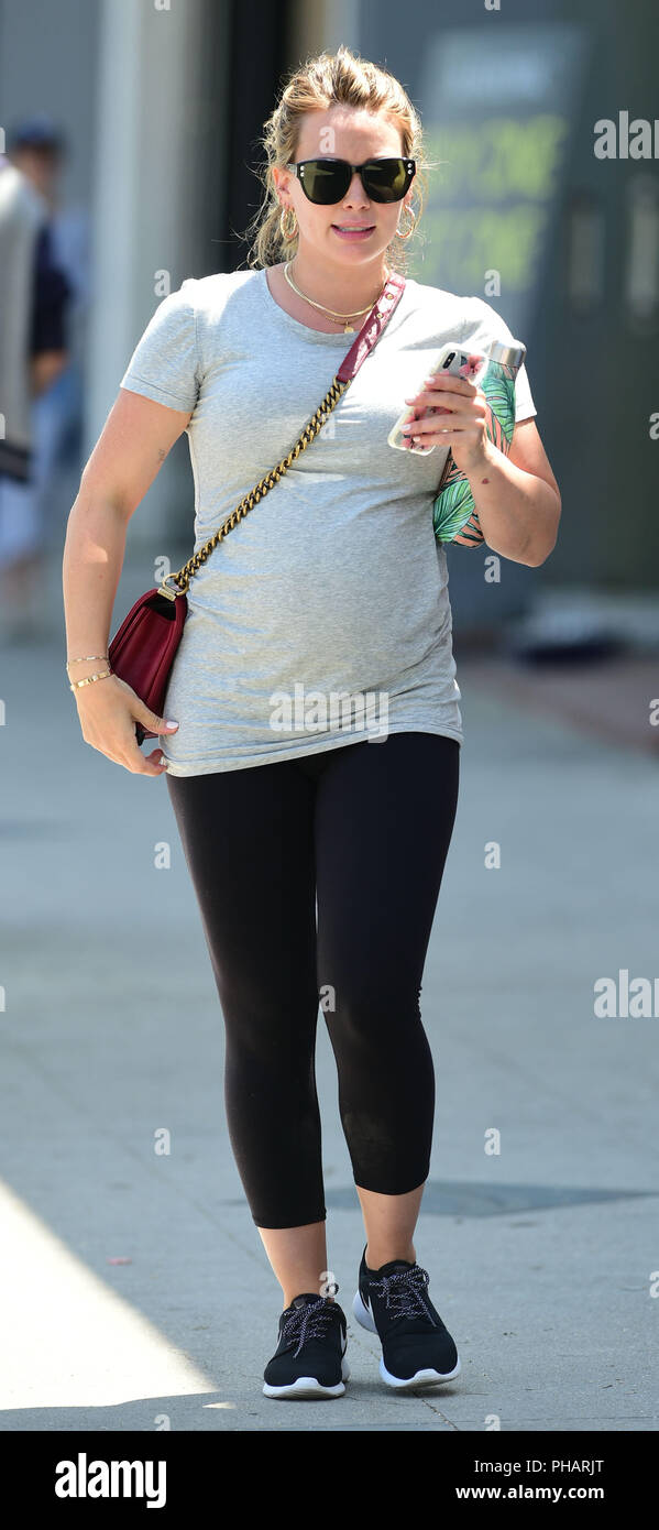 Hilary Duff embarazada pasos en ropa casual para ir de compras en Ventura  Blvd Featuring: Hilary Duff donde: Los Angeles, California, Estados Unidos  Cuándo: 31 Jul 2018 Crédito: WENN.com Fotografía de stock -