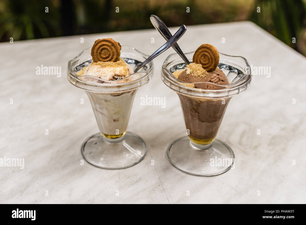 La Habana, Cuba - Marzo 14, 2016: helado servido con miel, Graham migas, y una cookie en tazas de vidrio en la famosa Heladería Coppelia. Foto de stock