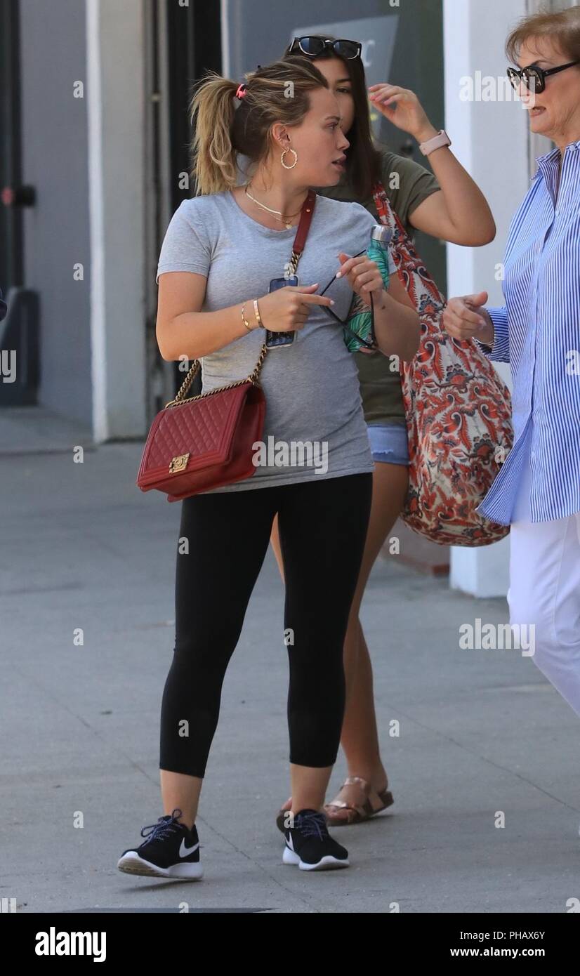 Hilary Duff embarazada pasos en ropa casual para ir de compras en Ventura Blvd Featuring: Hilary Duff donde: Los Angeles, California, Estados Unidos 31 Jul 2018 Crédito: WENN.com Fotografía de stock -