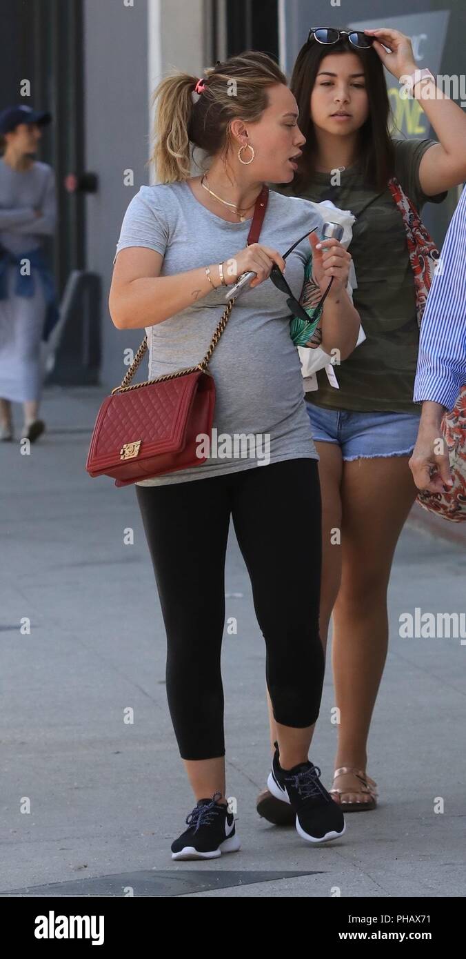 Hilary Duff embarazada pasos en ropa casual para ir de compras en Ventura  Blvd Featuring: Hilary Duff donde: Los Angeles, California, Estados Unidos  Cuándo: 31 Jul 2018 Crédito: WENN.com Fotografía de stock -