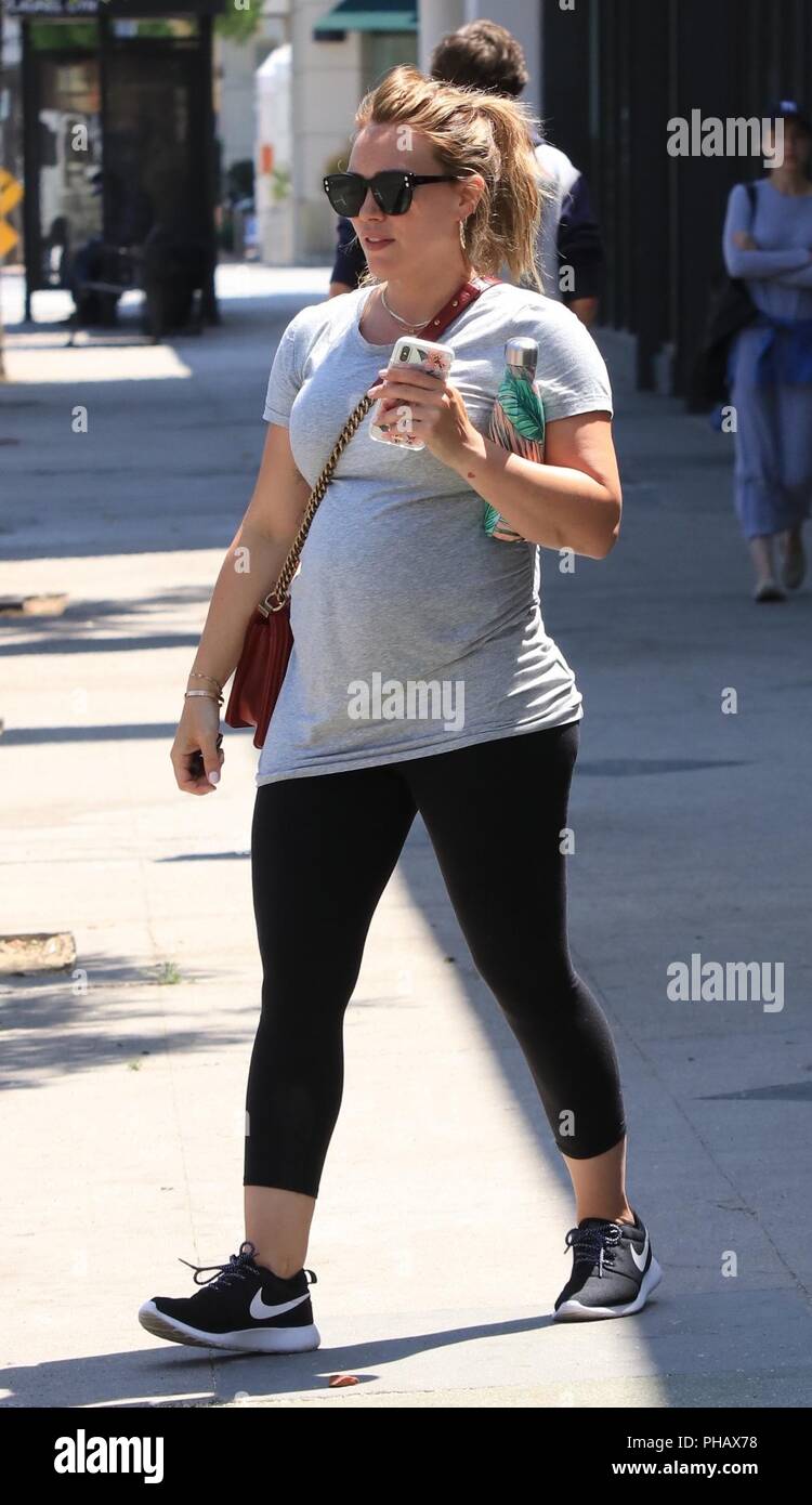 Hilary Duff embarazada pasos en ropa casual para ir de compras en Ventura  Blvd Featuring: Hilary Duff donde: Los Angeles, California, Estados Unidos  Cuándo: 31 Jul 2018 Crédito: WENN.com Fotografía de stock -