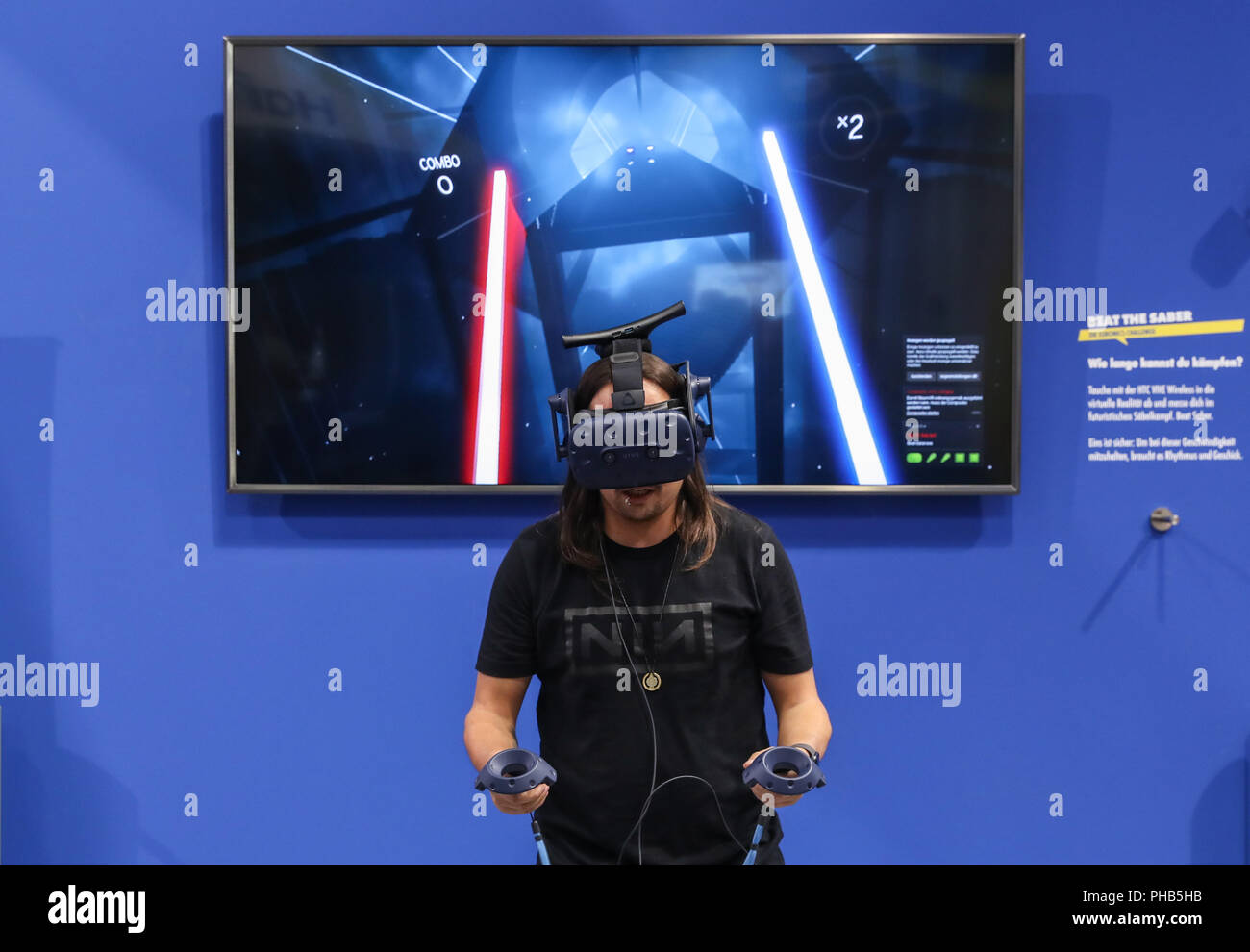 Berlín, Alemania. 31 Aug, 2018. Un juego de VR de experiencias para los visitantes en el stand de Euronics durante la feria de electrónica de consumo IFA 2018 en Berlín, capital de Alemania, el 31 de agosto, 2018. El IFA 2018, que atrae a 1.814 expositores de todo el mundo, comenzó el viernes y durará hasta el 5 de sept. Crédito: Shan Yuqi/Xinhua/Alamy Live News Foto de stock