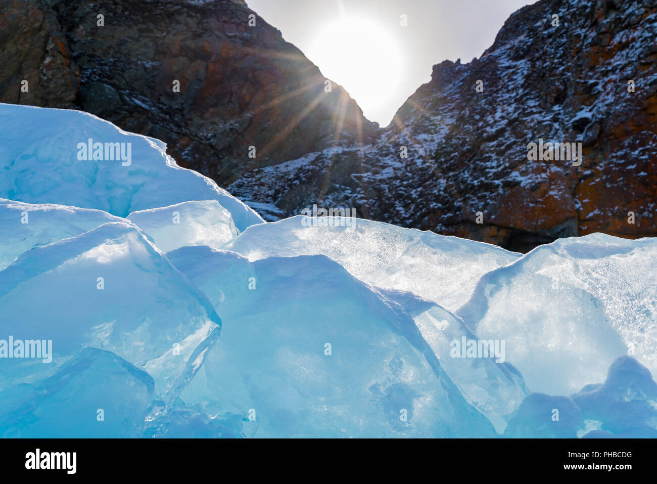 Bloques de hielo en el sol, en el Lago Baikal congelado Foto de stock