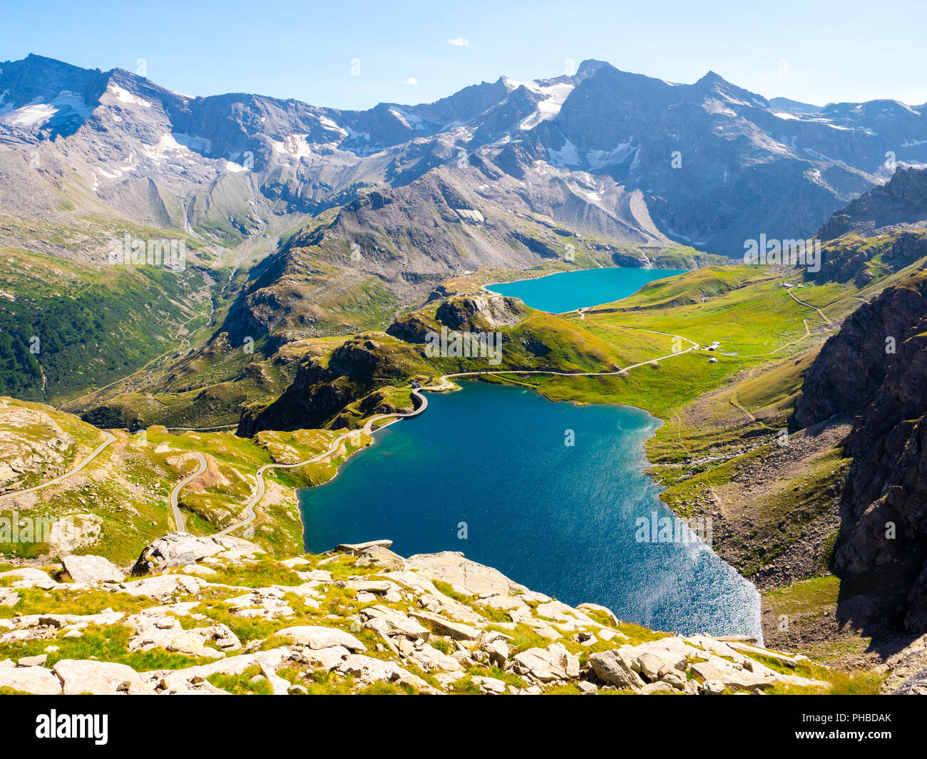 Impresionantes vistas de los lagos, el parque Gran Paradiso de Col Nivolet en Piamonte, Italia Foto de stock