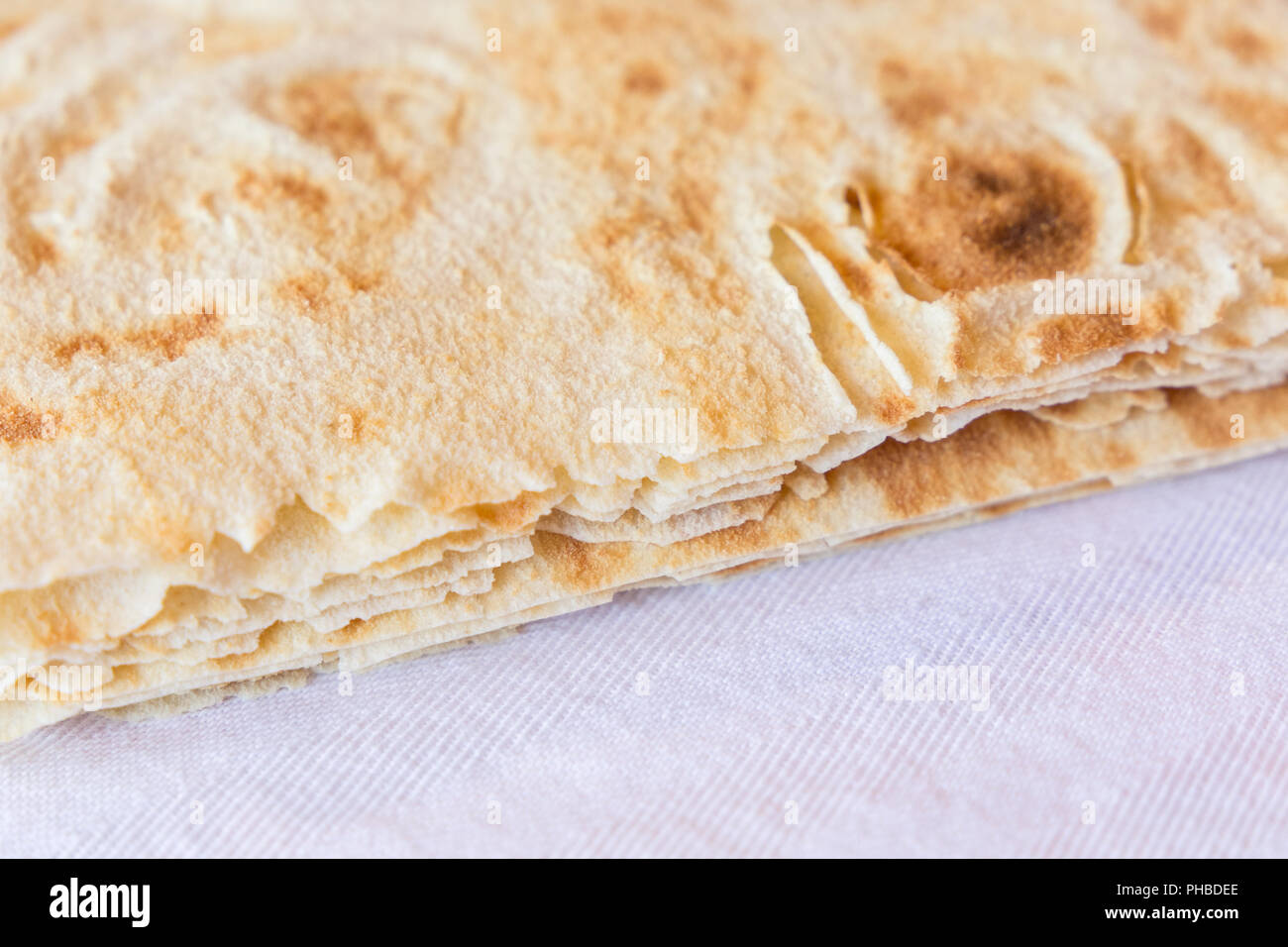 Pan carasau, tradicional pan crujiente de Cerdeña Fotografía de stock -  Alamy