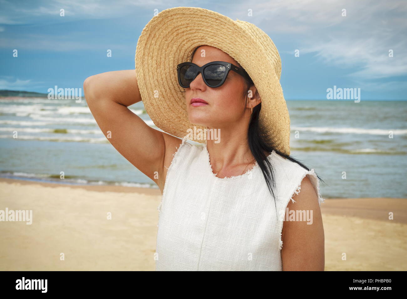 Mujer con sombrero de paja tomando el sol fotografías e imágenes de alta  resolución - Alamy