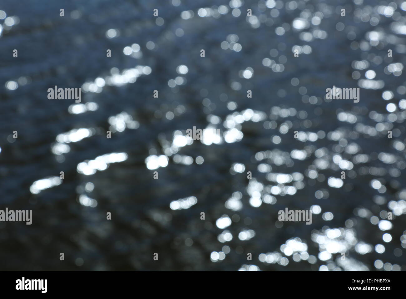 Fondo oscuro, superficie de agua, bokeh Foto de stock