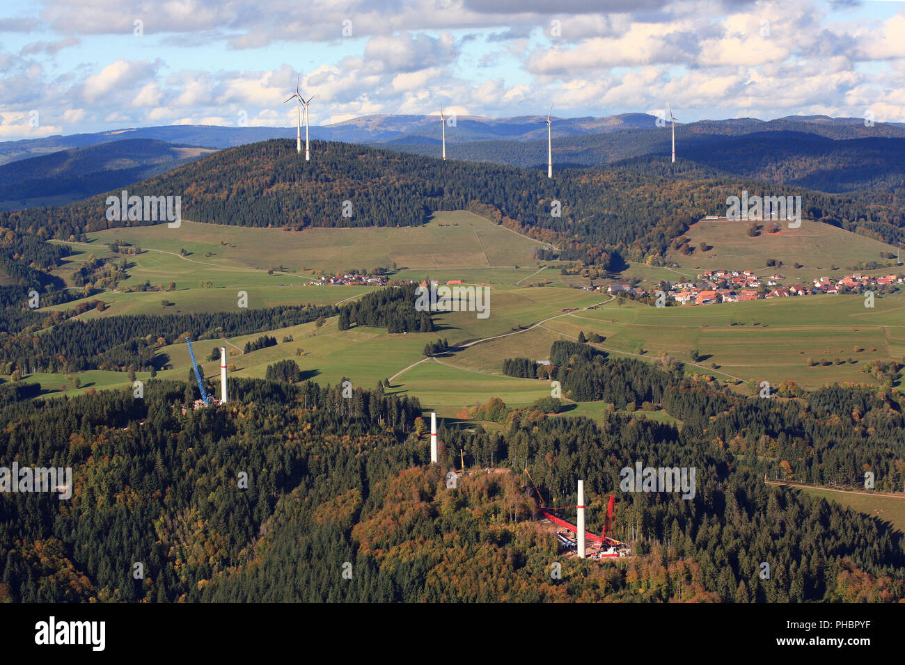 Dos parques eólicos y Glaserkopf Rohrenkopf en la Selva Negra. Foto de stock