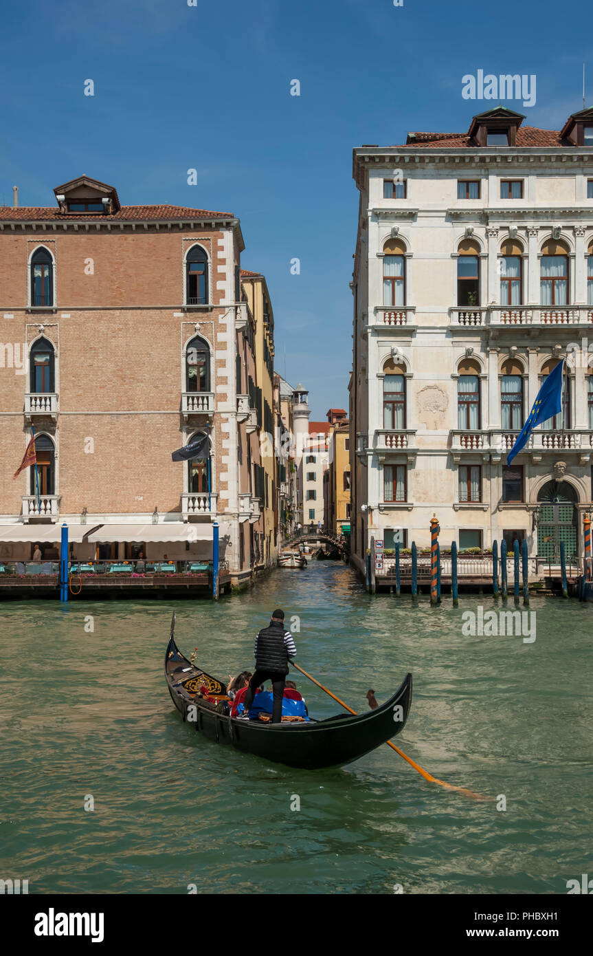 Góndola y gondolero introducir un canal lateral desde el Gran Canal de Venecia, Sitio del Patrimonio Mundial de la UNESCO, Véneto, Italia, Europa Foto de stock