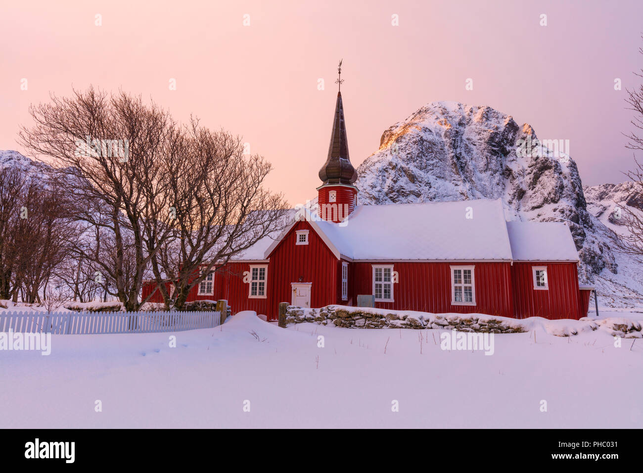 Iglesia Flakstad, Islas Lofoten, Nordland, Noruega, Europa Foto de stock