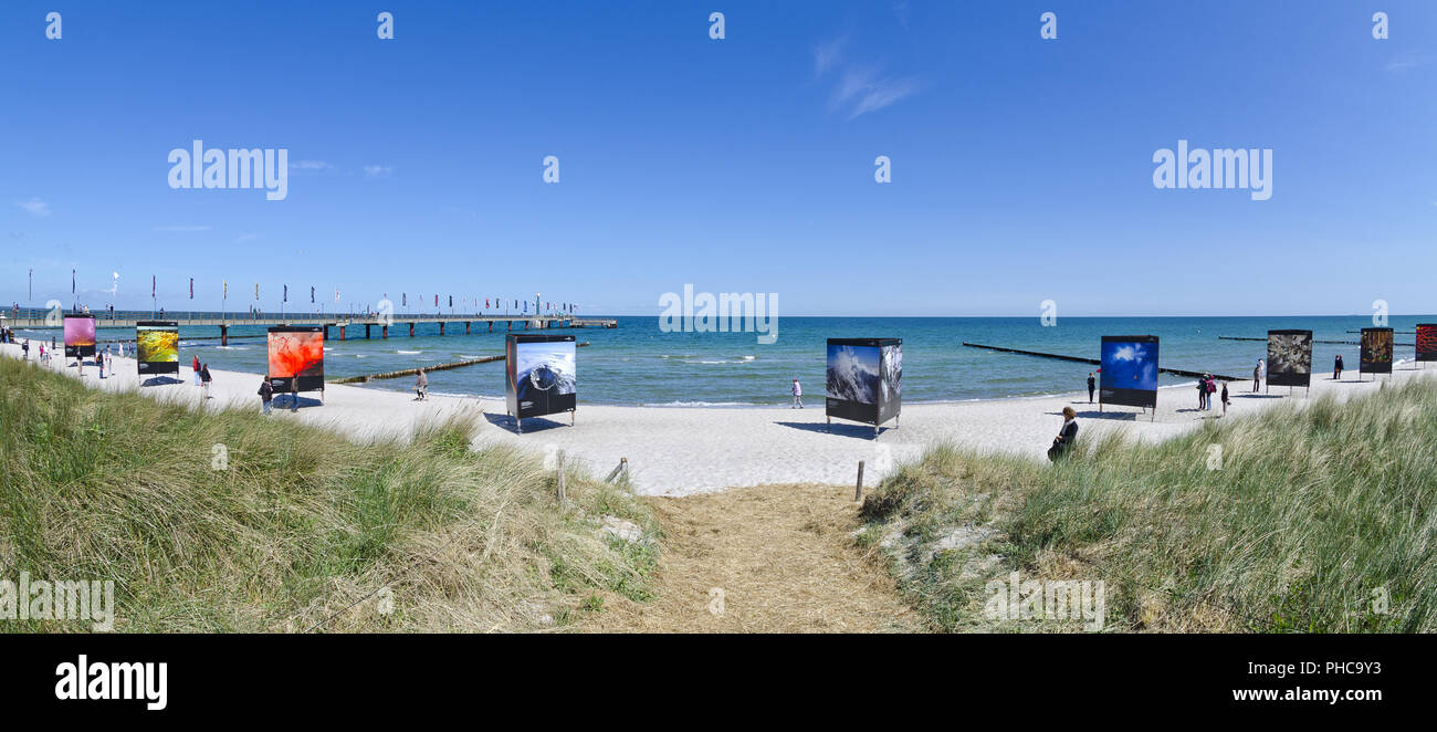 Exposición de fotografías sobre la playa de Zingst Foto de stock
