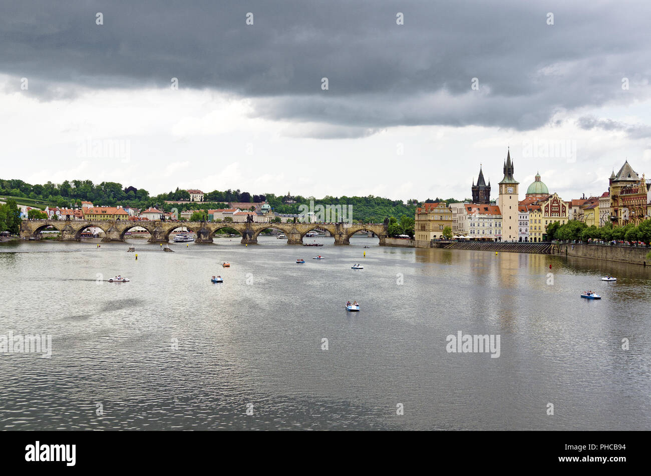 Thundery atmósfera sobre el río Vltava en Praga Foto de stock