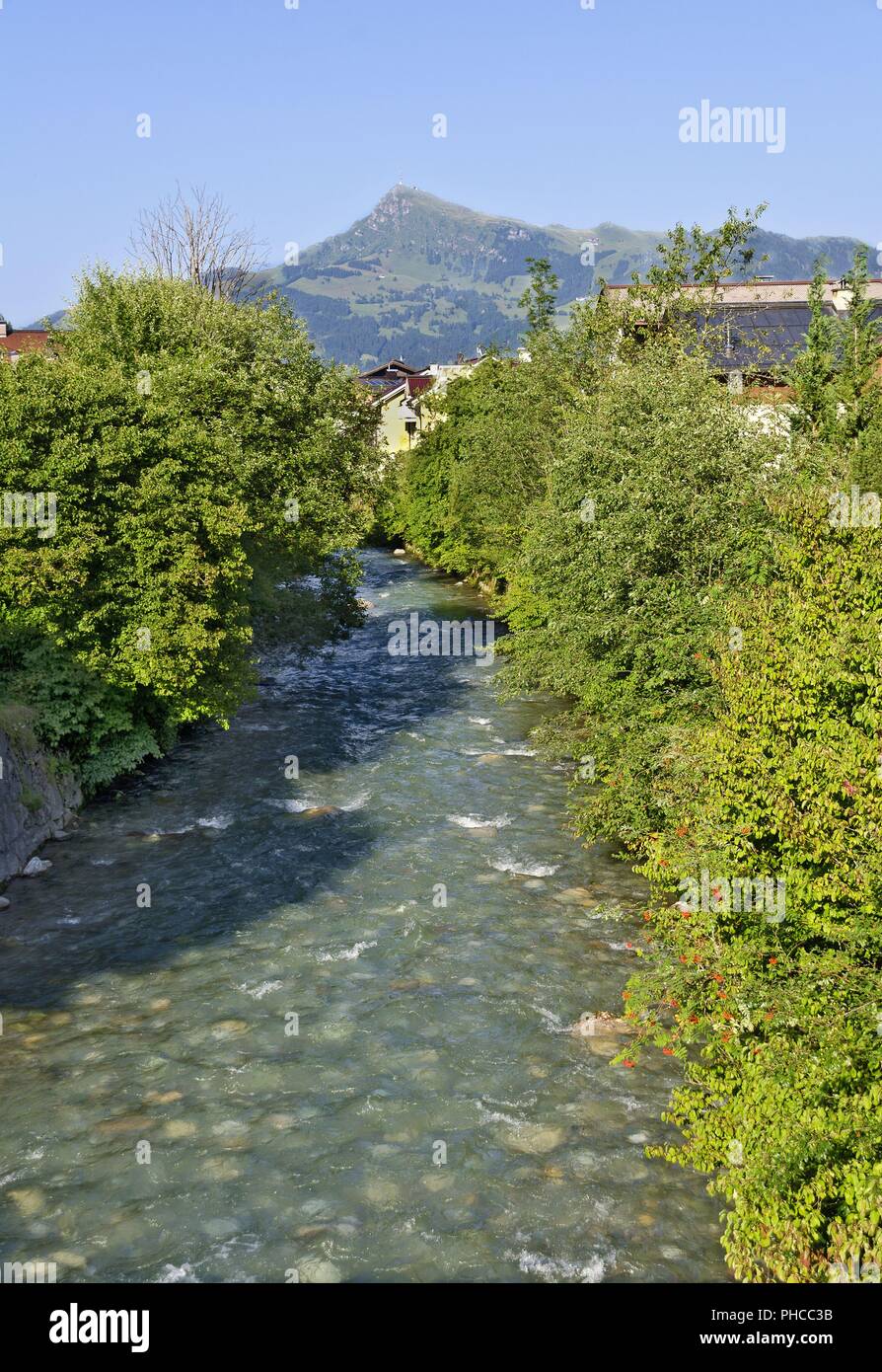 Ache Reither Creek en el pueblo de Kirchberg Foto de stock