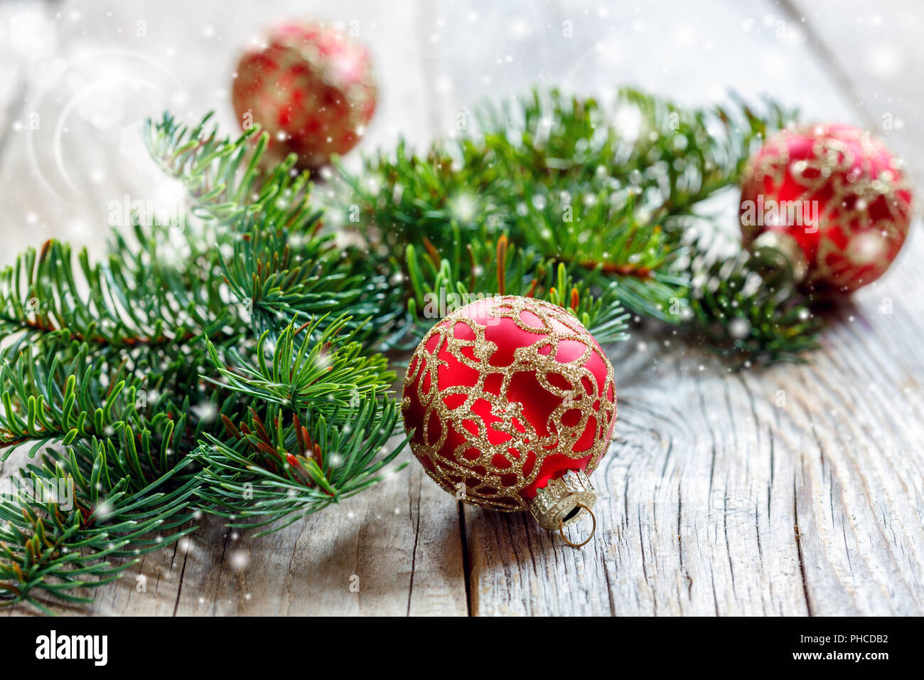 Navidad Bolas rojas con adornos de oro y spruce rama. Foto de stock