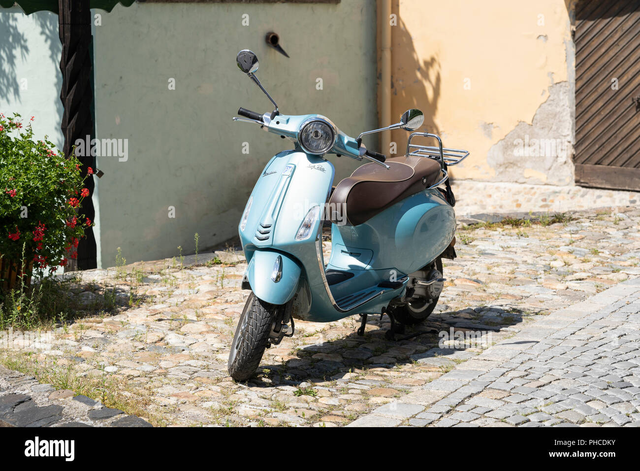 Un color azul cielo Vespa scooter "rodillo" de la ciudad en una calle de adoquines en Stein an der Donau, Austria Inferior Foto de stock