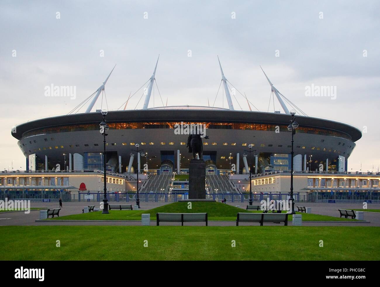Por la tarde y un nuevo estadio en la isla Krestovsky Foto de stock