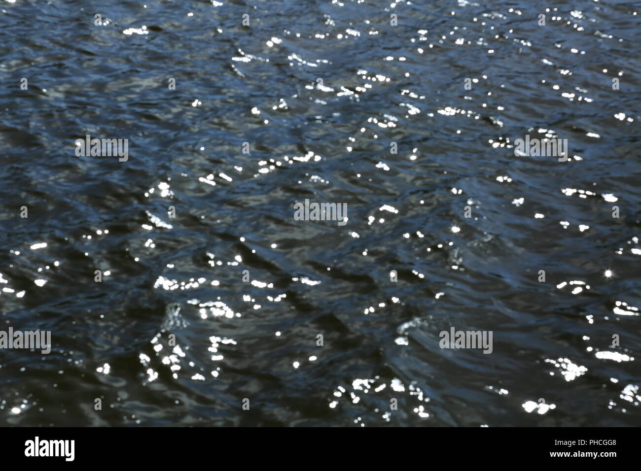 Fondo oscuro, superficie de agua, bokeh Foto de stock