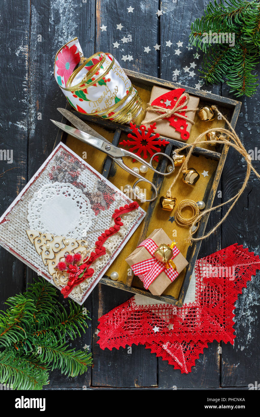 Regalos de Navidad con herramientas caseras y decoraciones. Foto de stock