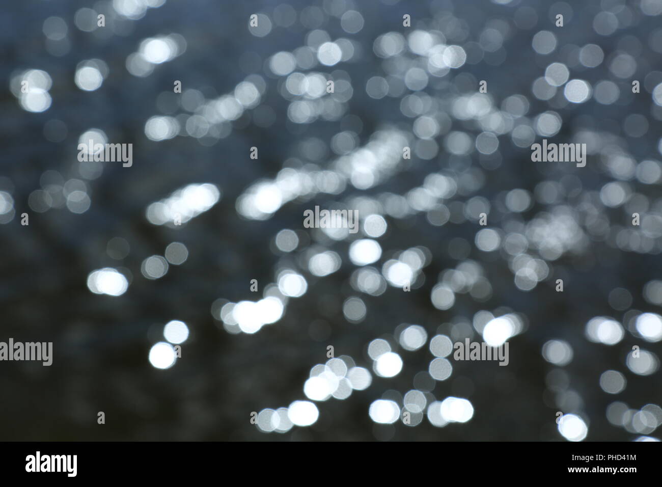 Fondo oscuro, superficie de agua, bokeh Foto de stock