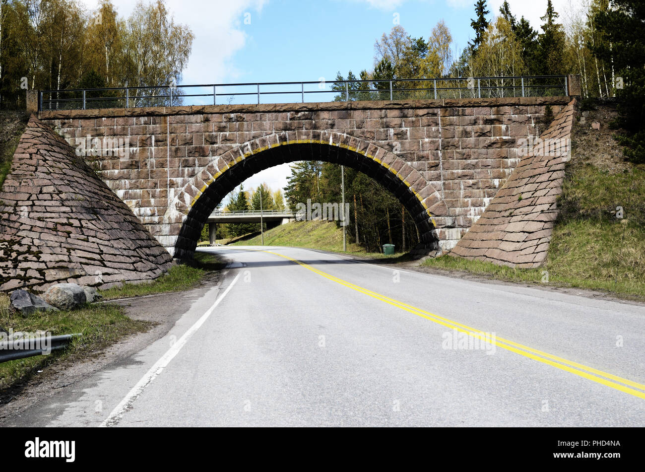 Viaducto de piedra en la carretera Foto de stock