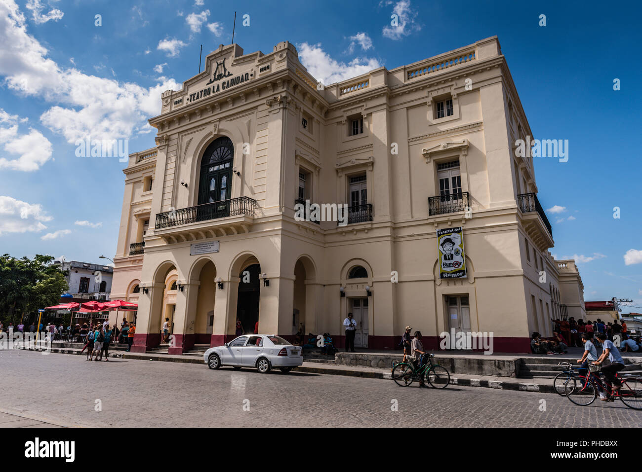 Santa Clara, Cuba / Marzo 16, 2016: el Teatro La Caridad, monumento nacional de Cuba, es uno de los pocos teatros coloniales restantes. Foto de stock