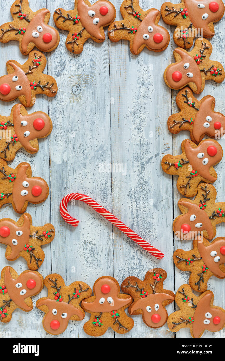 Gracioso reno con nariz roja y Navidad cañas de azúcar. Foto de stock