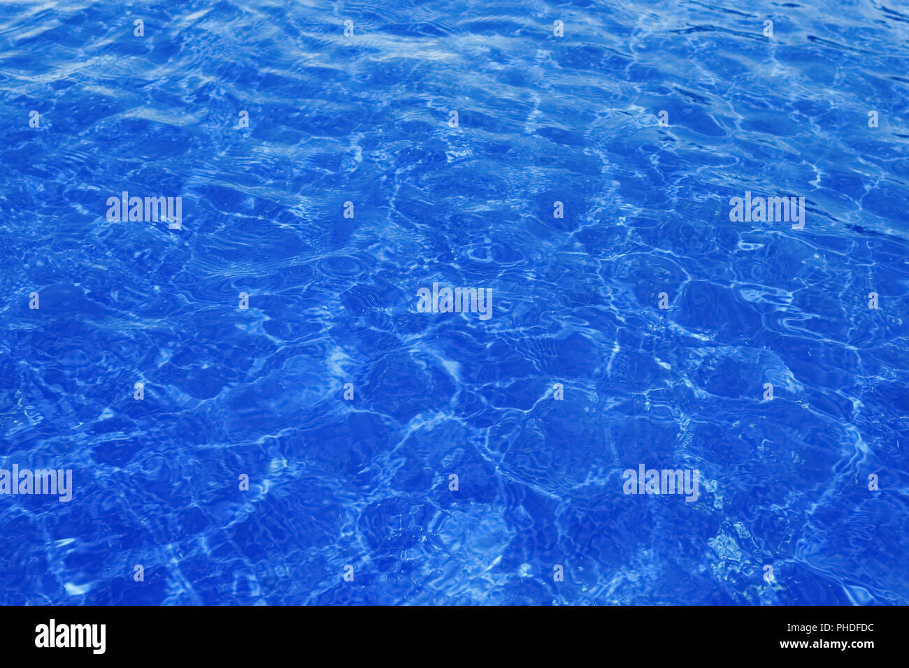 agua de la piscina azul Foto de stock