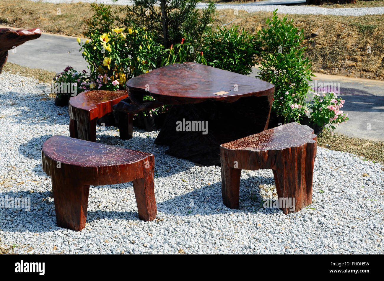 Mesas y bancos de madera y troncos de madera usada. La creatividad del  diseñador hace bello y precioso Fotografía de stock - Alamy