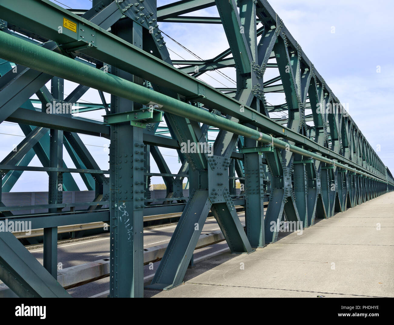 Puente de carretera cruzando el río Danubio Foto de stock