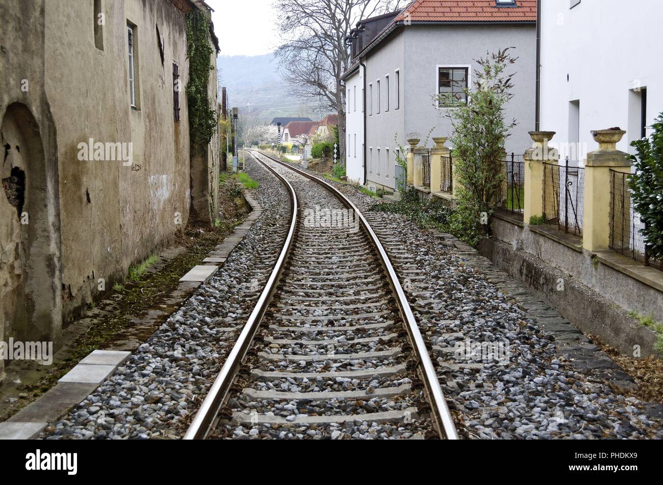 La vía del ferrocarril entre casas de Wachau Foto de stock