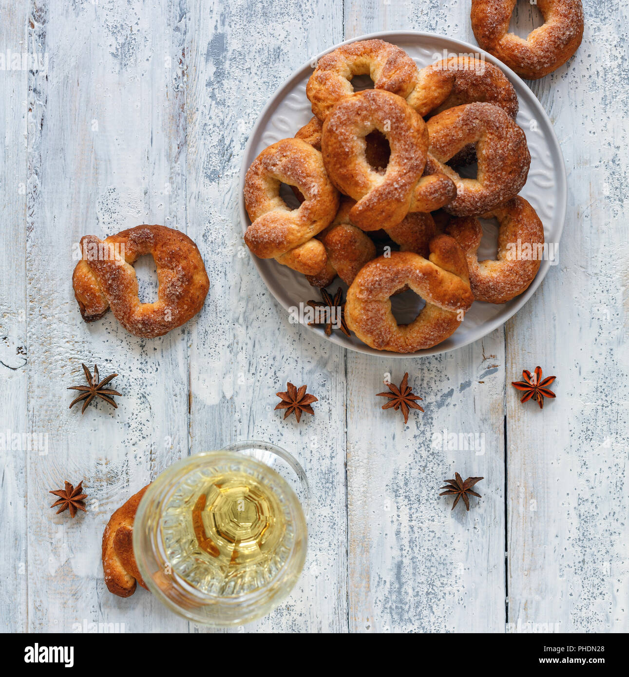 Pan corto, donuts de vino y bollería de hojaldre en un plato de madera y  junto a un vaso pequeño con anís Fotografía de stock - Alamy