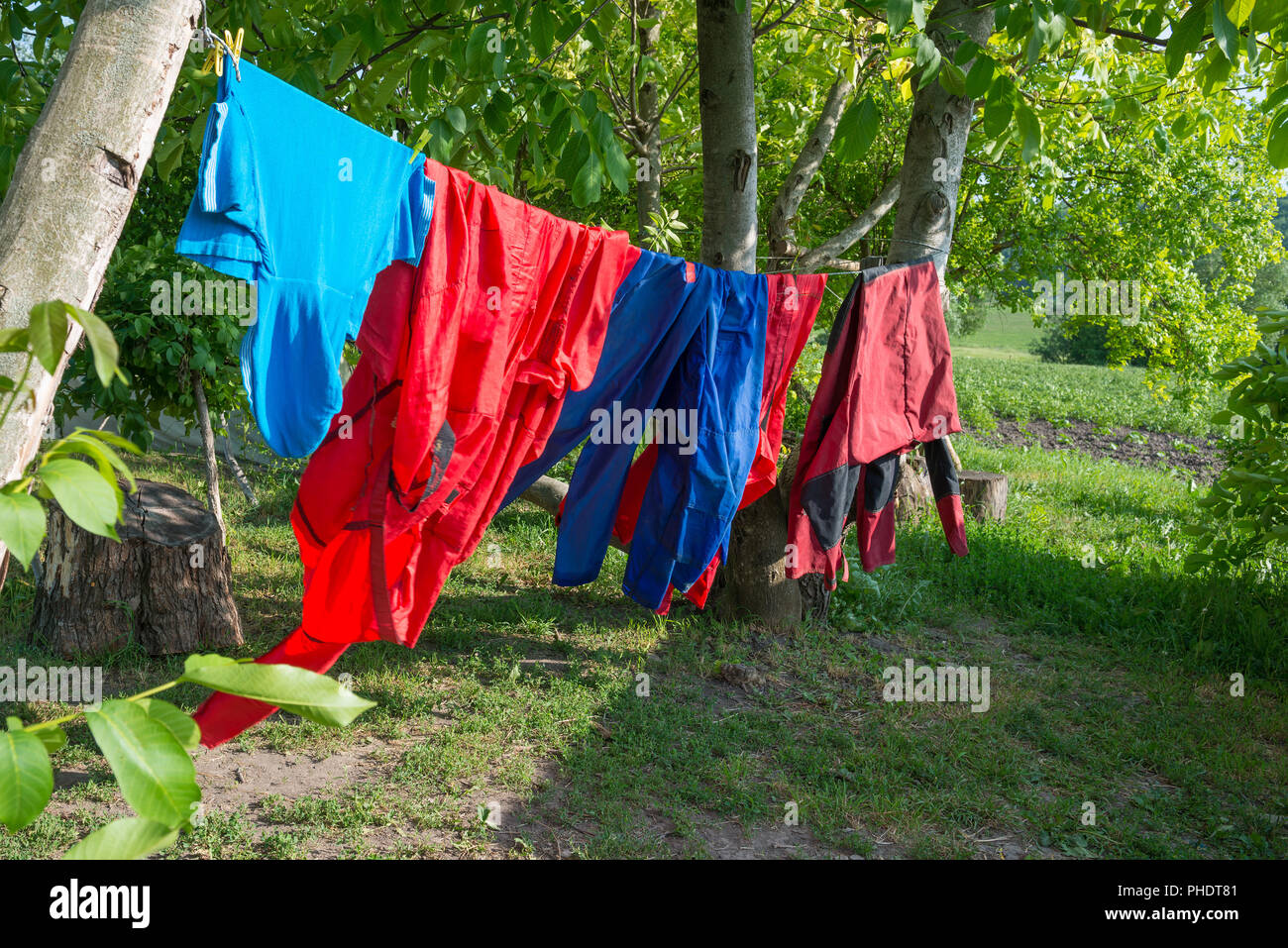pinzas para colgar la ropa para secar colgar en un hilo debajo de un dosel  en la calle. 15582568 Foto de stock en Vecteezy