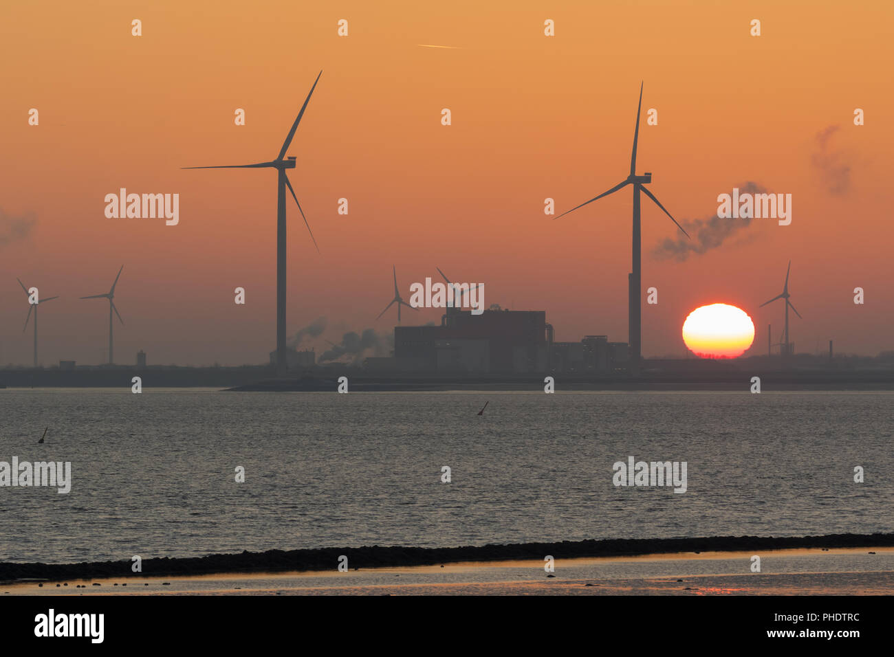 Puesta de sol sobre la costa holandesa Foto de stock