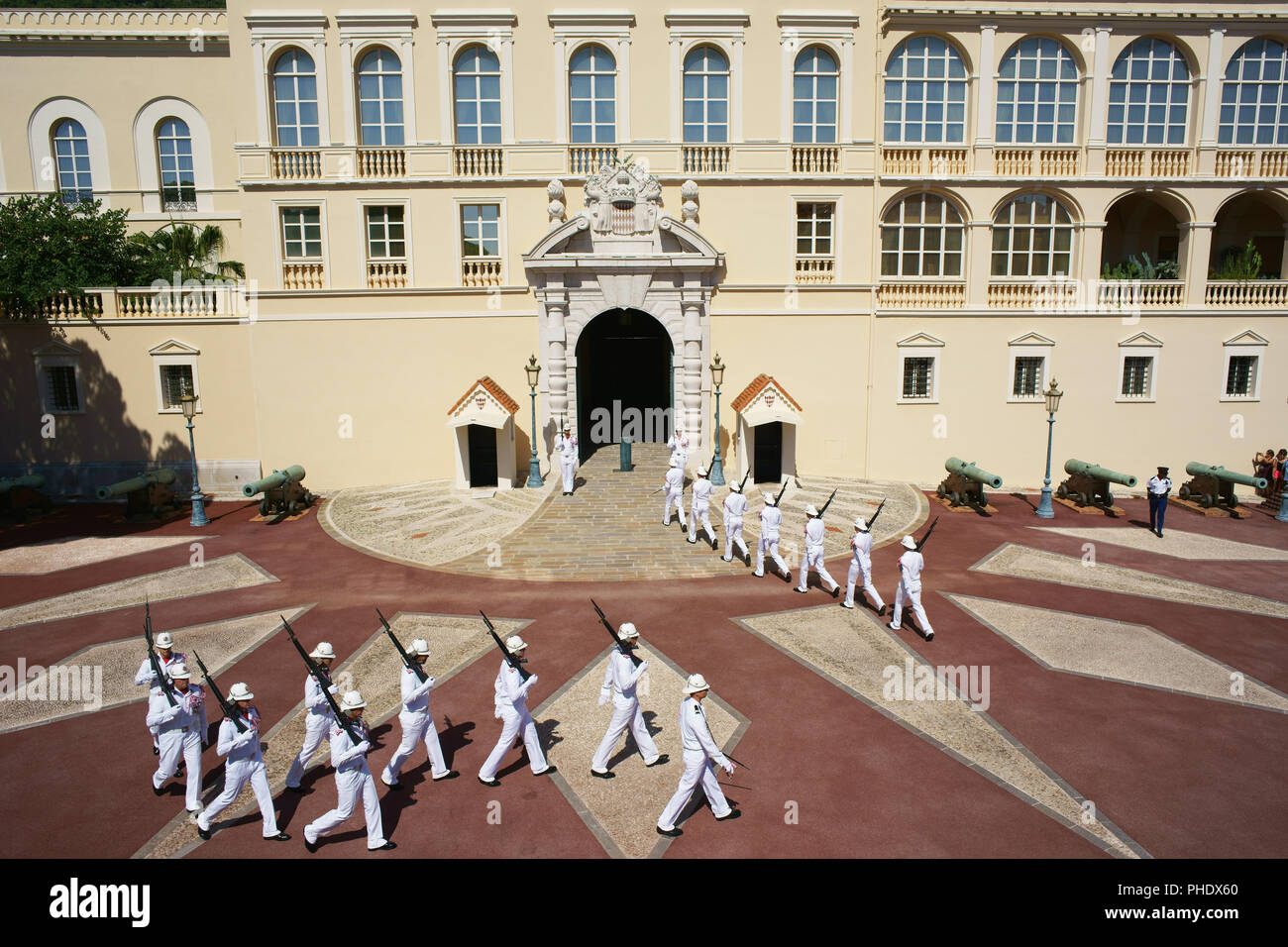 VISTA AÉREA desde un mástil de 6 metros. Cambio de guardia frente al Palacio del Príncipe de Mónaco. Mónaco-Ville, Principado de Mónaco. Foto de stock