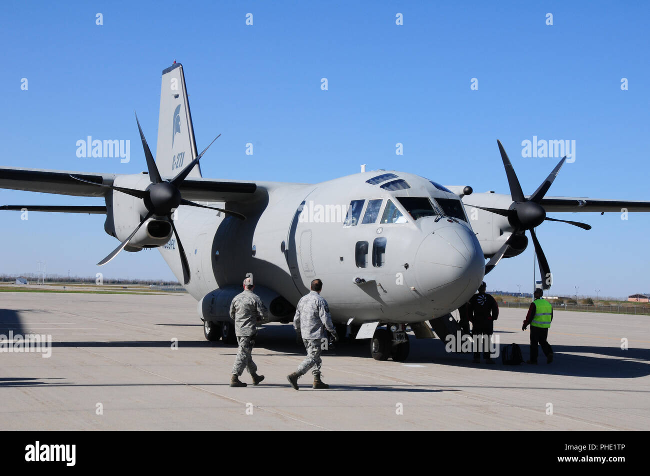 Los miembros de la unidad de la Guardia Nacional Aérea de Dakota del Norte, Fargo, Dakota del Norte, conseguir su primer vistazo a un C-27J Spartan en el aterrizaje de aeronaves 14 de octubre, en el Aeropuerto Internacional Hector en Fargo, ND. El C-27J es una gama media, multifuncional e interoperables de aeronaves es capaz de llevar a cabo el suministro logístico de la evacuación médica, movimiento de tropas, operaciones de lanzamiento aéreo, la asistencia humanitaria y las misiones de seguridad nacional para la Fuerza Aérea de los Estados Unidos. Foto de stock