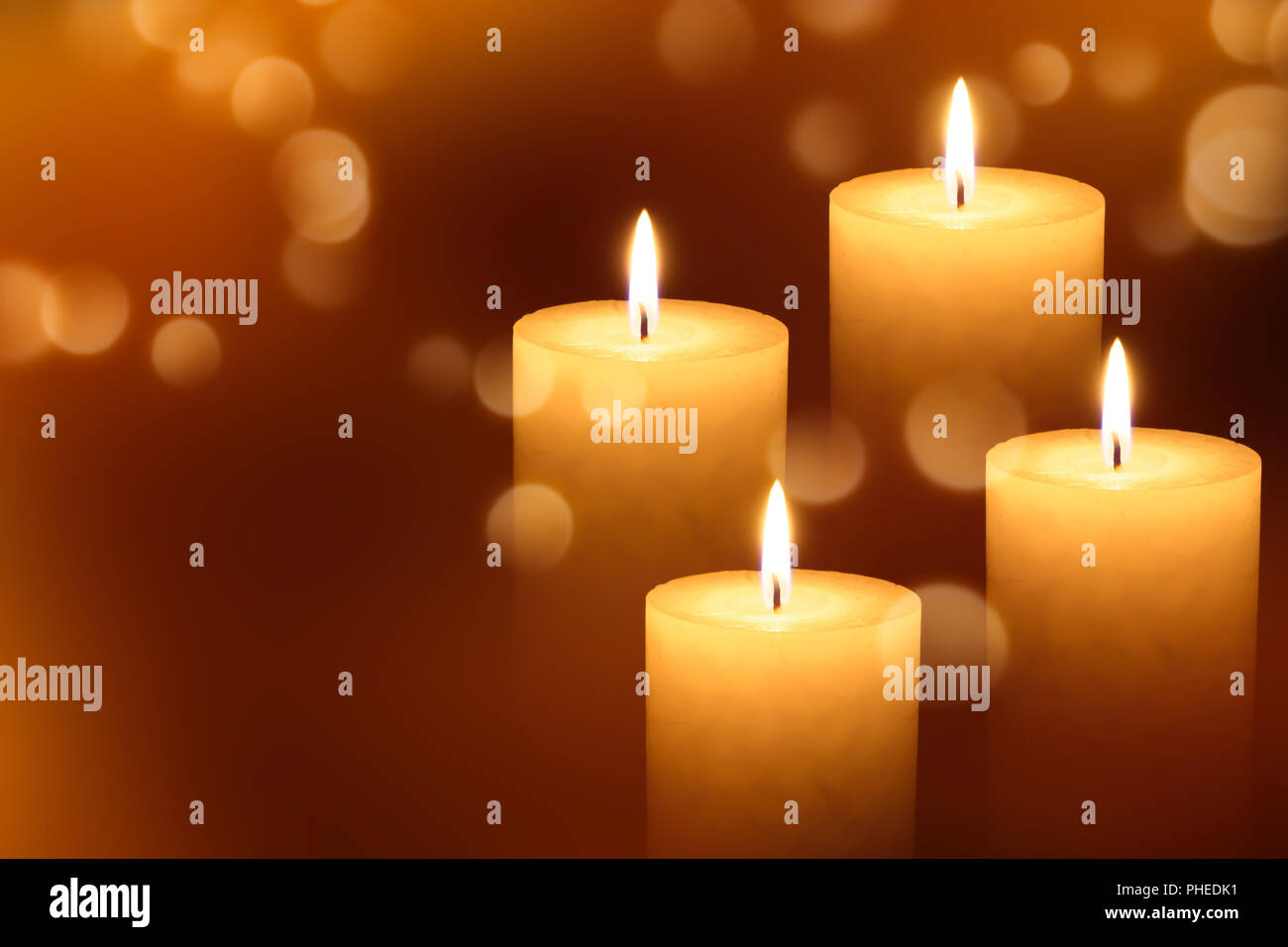 Cuatro velas encendidas las luces en tiempo de adviento Fotografía de stock  - Alamy