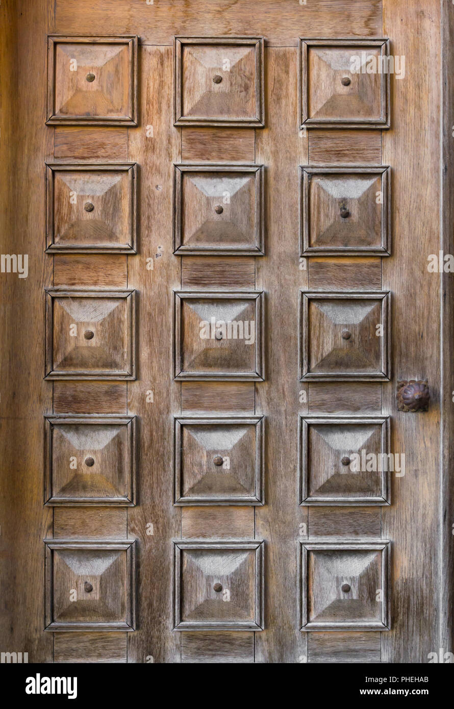 Puerta de madera con textura pronunciada Fotografía de stock - Alamy